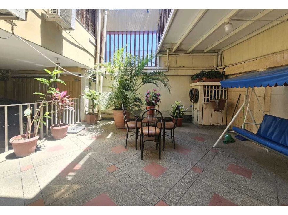 Alquilo. Departamento, planta baja, cerca de solca, 4 dormitorios - 3