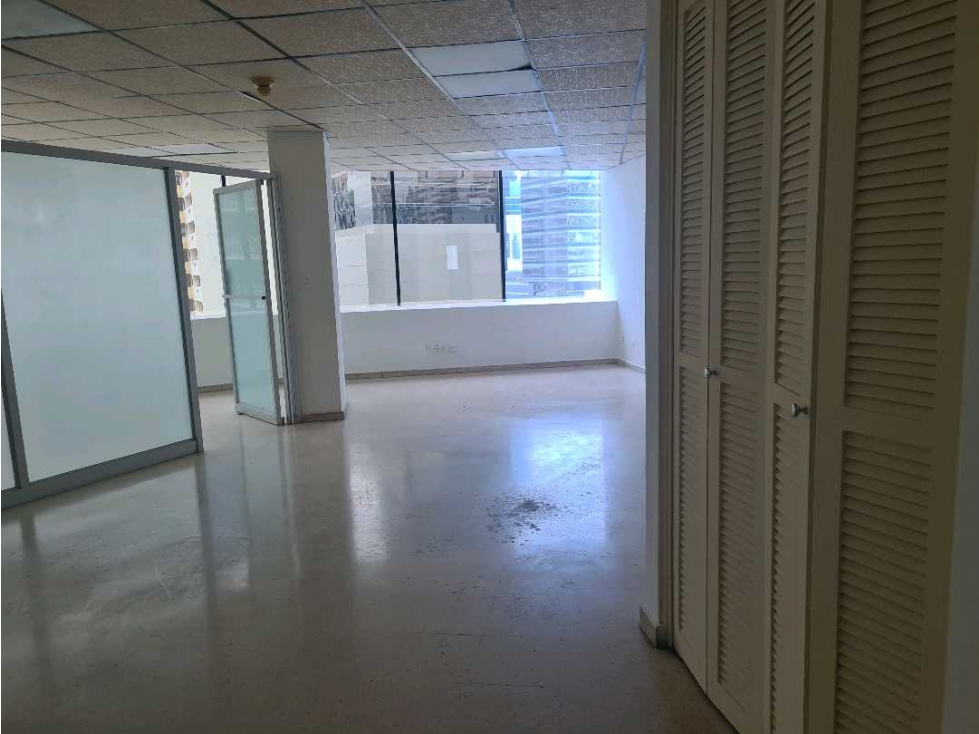 ALQUILO OFICINA EN MAGNA CENTER MARBELLA DIFERENTES TAMAÑOS.