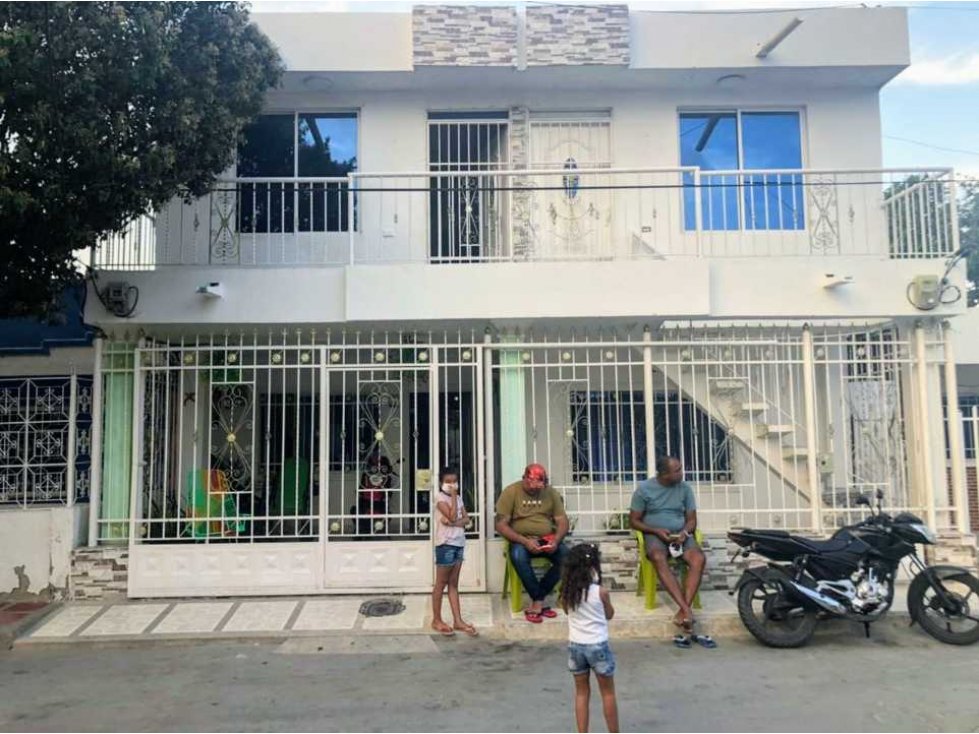 Amplia casa bifamiliar de 2 pisos con 2 apartamentos 20 de julio