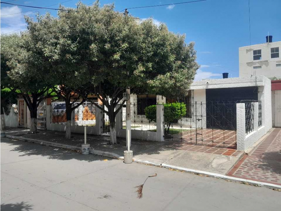 Amplia casa de 1 piso sobre avenida principal, 360m2, los alcázares - 3