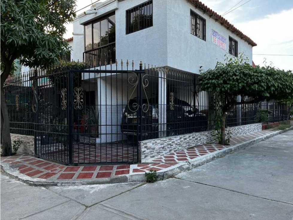 Se vende amplia casa esquinera de 2 pisos, 165m2, boulevar de la 19