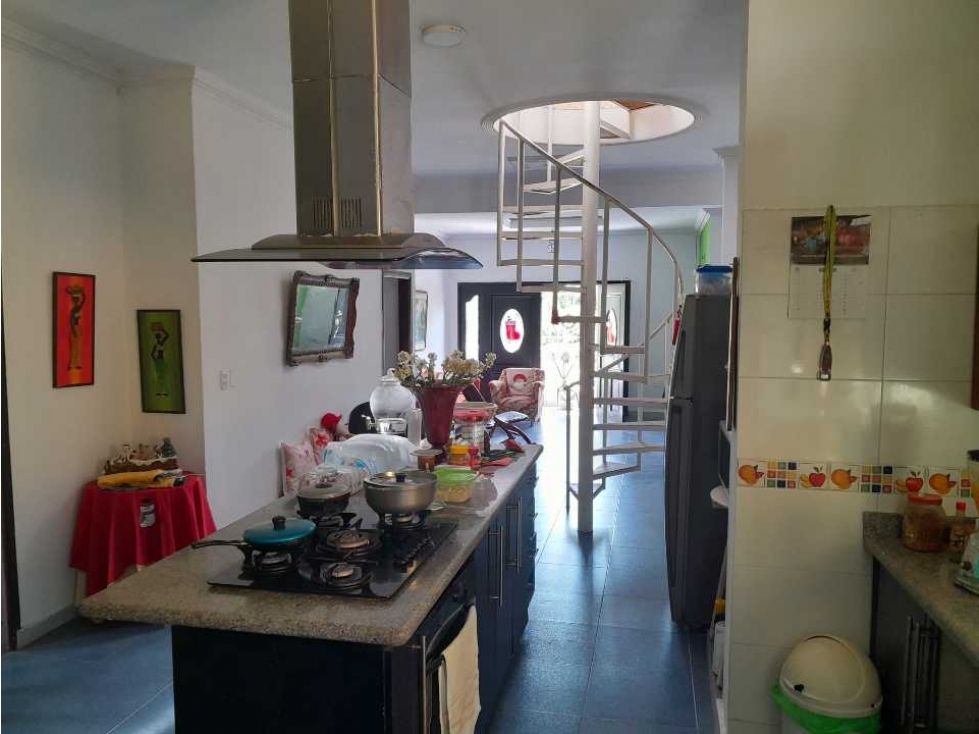 Gran propiedad de 3 casas con 500m2 + lote de 217 m2, aeromar