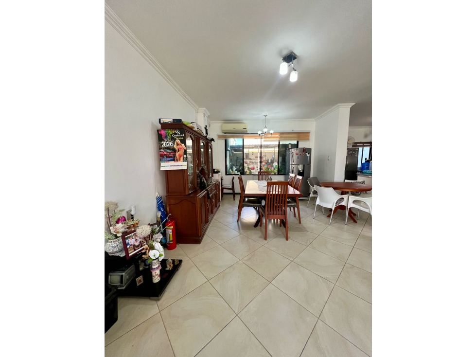 Amplia Casa de 3 Plantas en Venta Sector Carbo Viteri, Salinas — foto 2