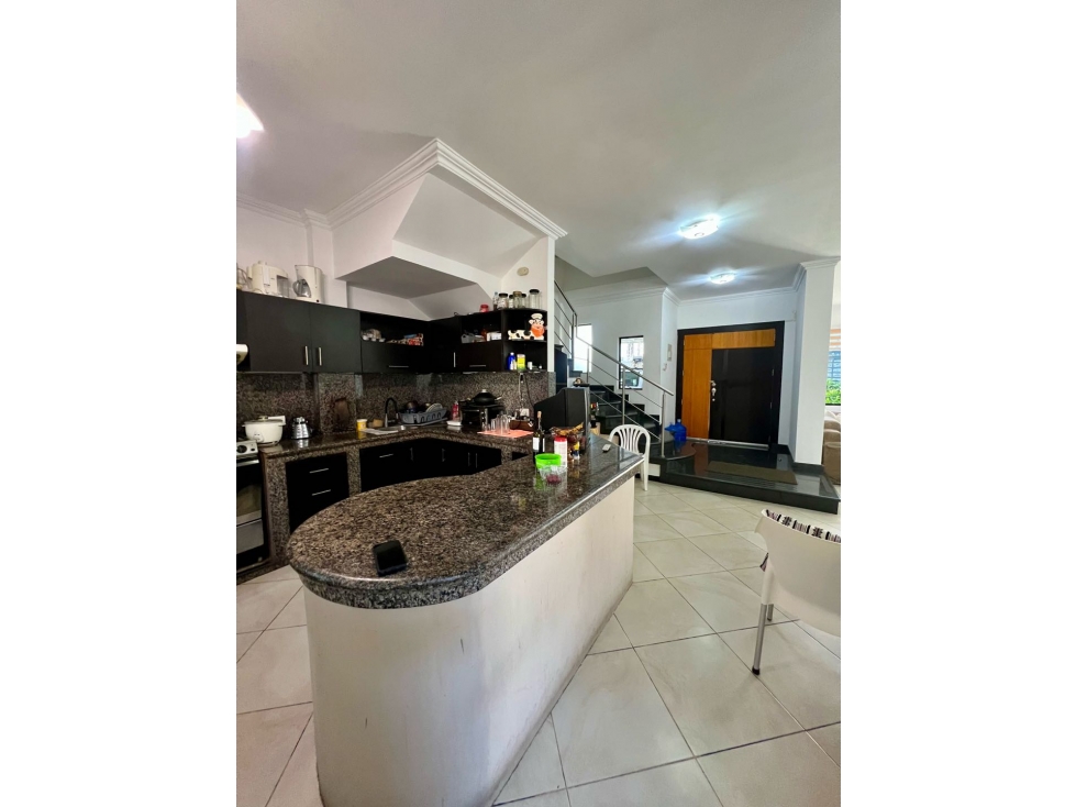 Amplia Casa de 3 Plantas en Venta Sector Carbo Viteri, Salinas — foto 4