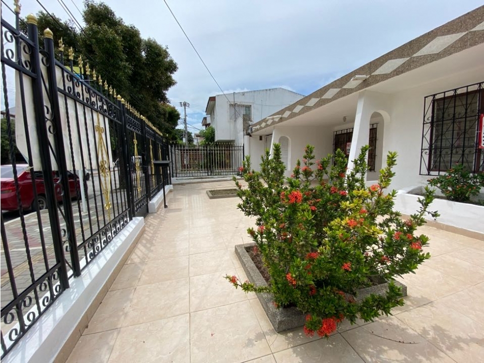 Amplia Casa de un piso en avenida principal Santa Marta