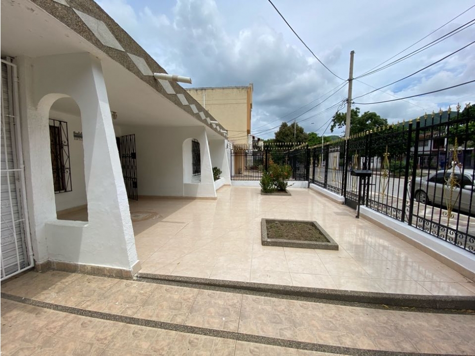 Amplia Casa de un piso en avenida principal Santa Marta — foto 4