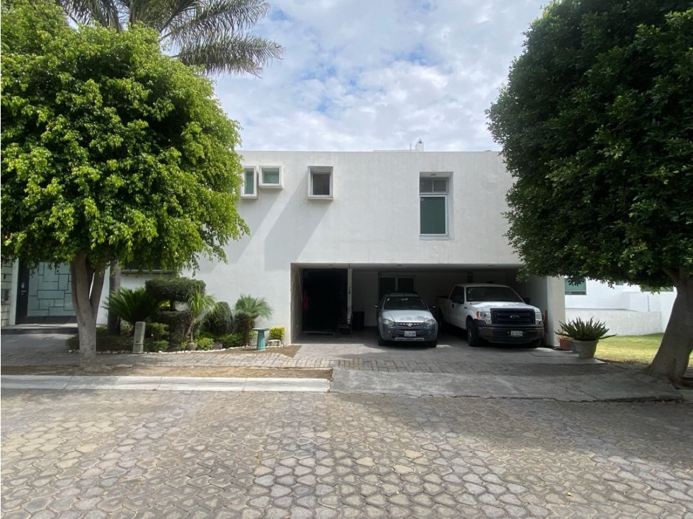 Casa en venta con 398 mts de construcción. Lomas de Angelopolis 1