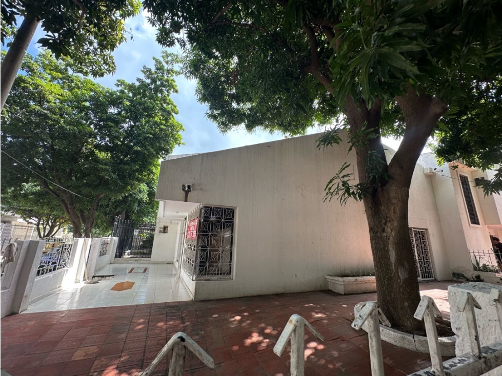 Amplia casa esquinera barrio residencial