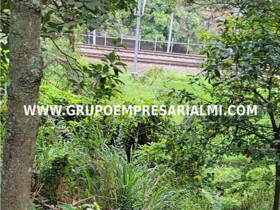 AMPLIA CASA LOTE EN VENTA - SECTOR LA AMÉRICA COD: 31785