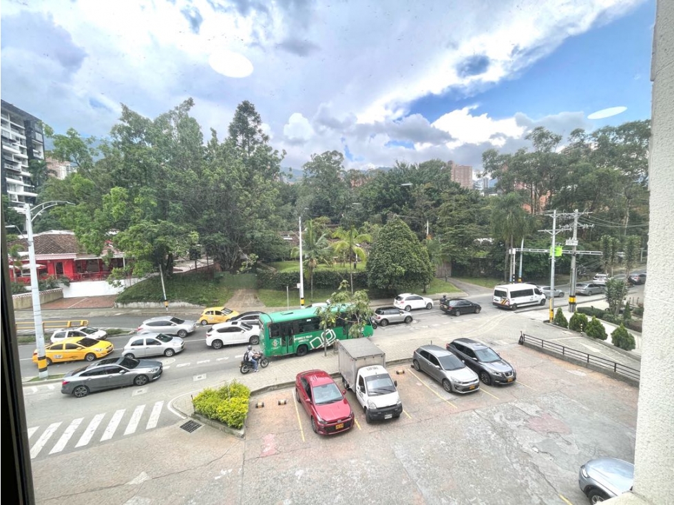 Amplia oficina/consultorio en el poblado-iluminado y bien ubicado — foto 5