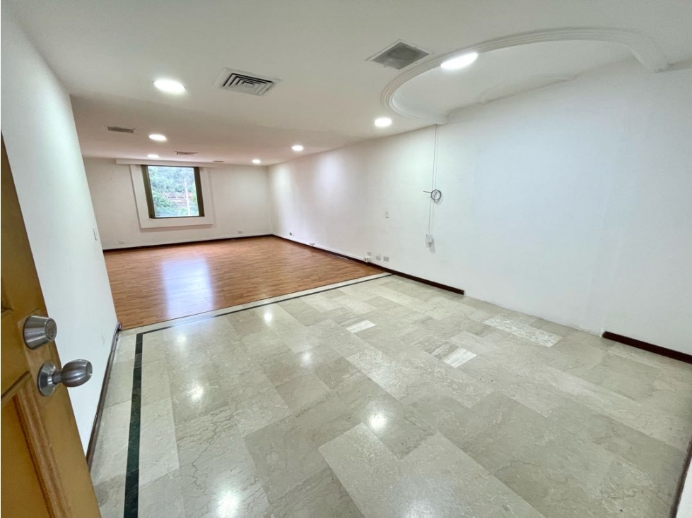 Amplia oficina/consultorio en el poblado-iluminado y bien ubicado