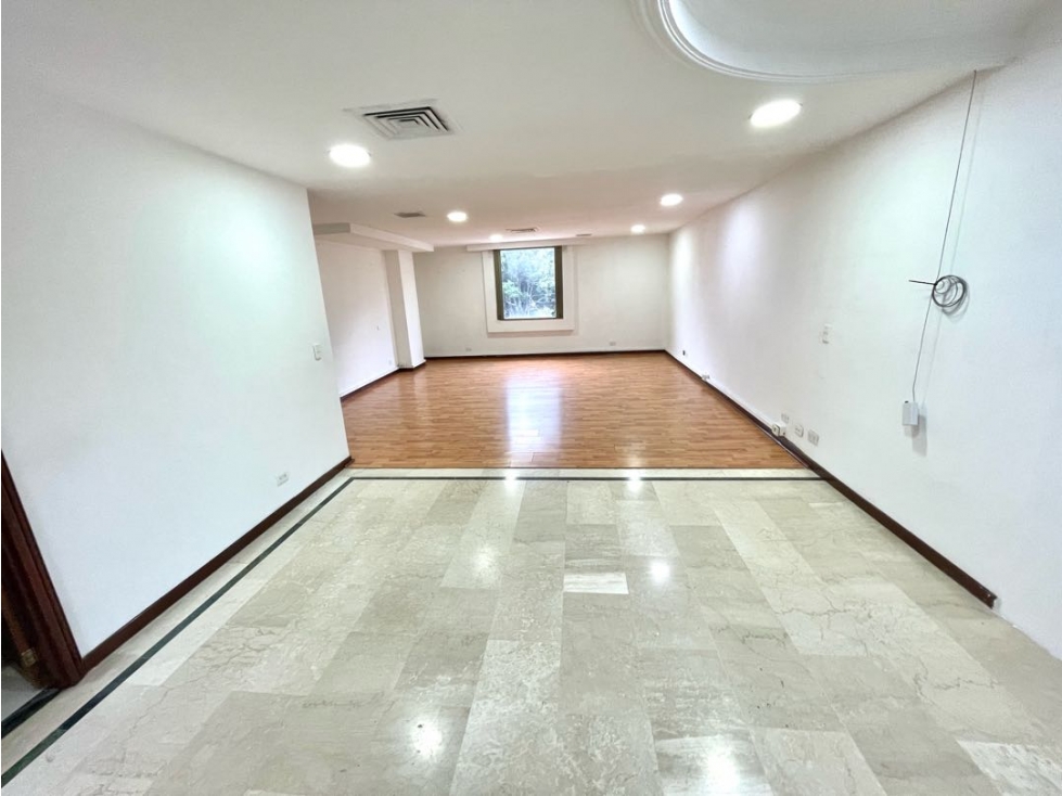 Amplia oficina/consultorio en el poblado-iluminado y bien ubicado — foto 3