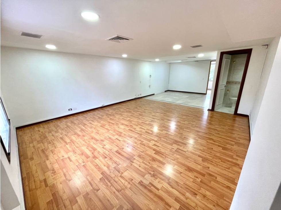 Amplia oficina/consultorio en el poblado-iluminado y bien ubicado — foto 6