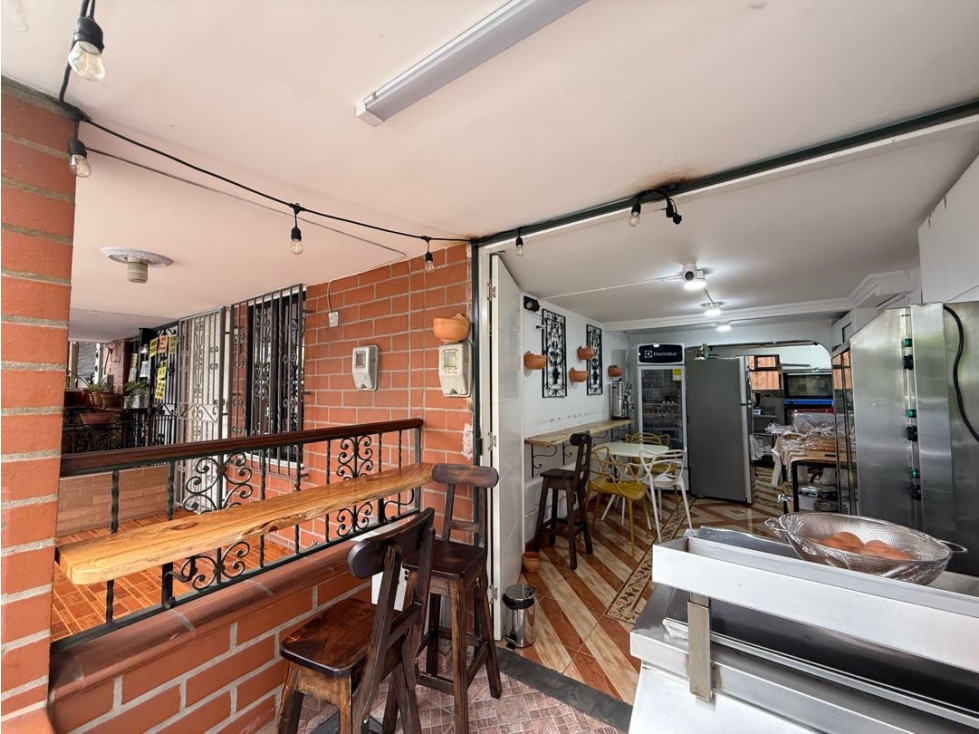 AMPLIA CASA UNIFAMILIAR EN VENTA EN NIQUIA CON LOCAL COMERCIAL