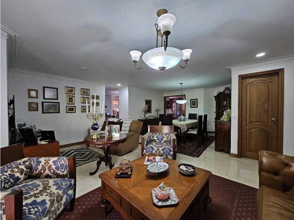 Amplio Apartamento de 200 m² con Estudio en Venta, Laureles — foto 2