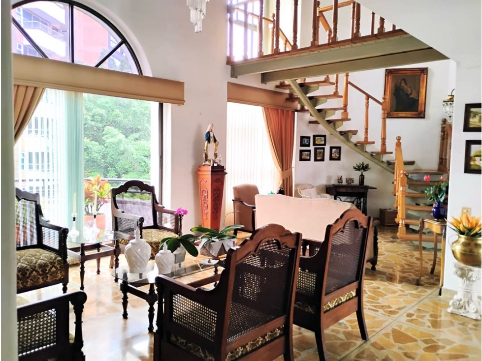 Amplio Apartamento Duplex en Laureles