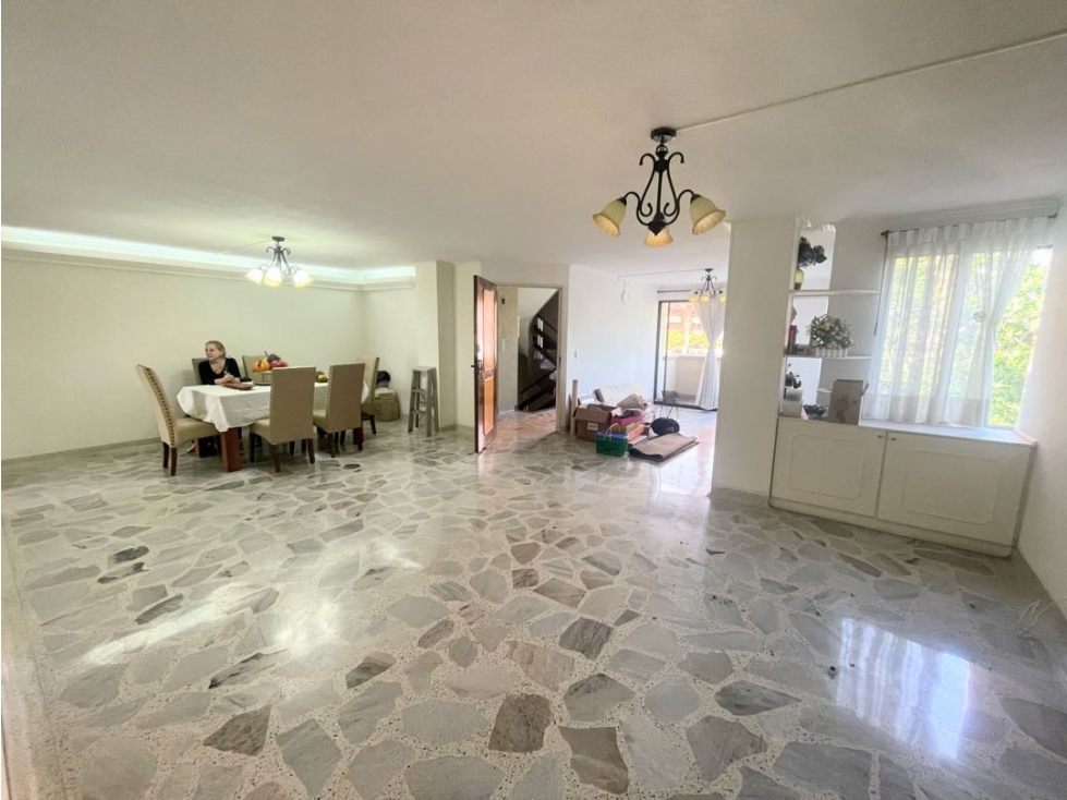 Amplio Apartamento en Laureles cerca a la UPB