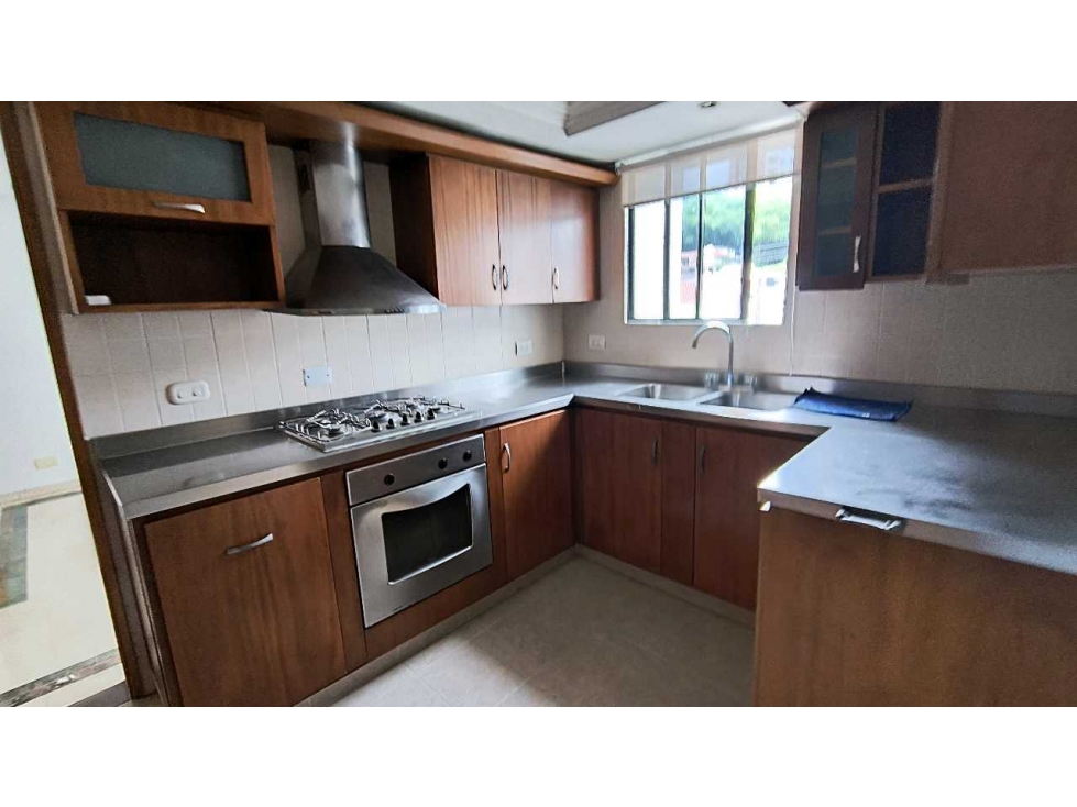 Se vende Amplio apartamento en pinares