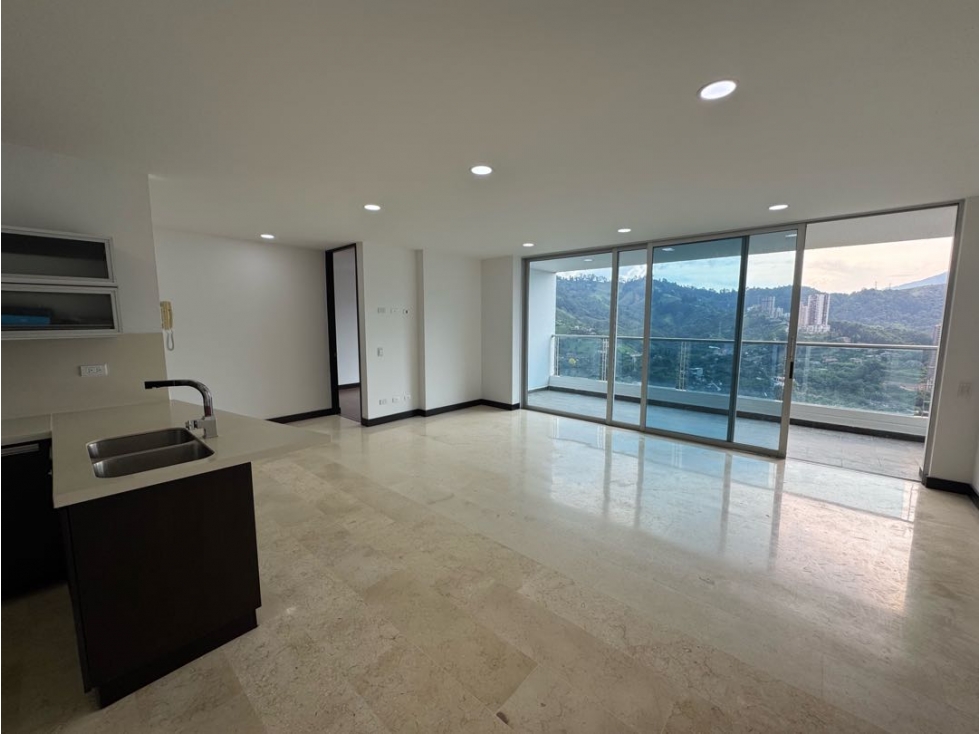 AMPLIO APARTAMENTO EN SABANETA, CON EXCELENTE VISTA Y ZONAS AMPLIAS