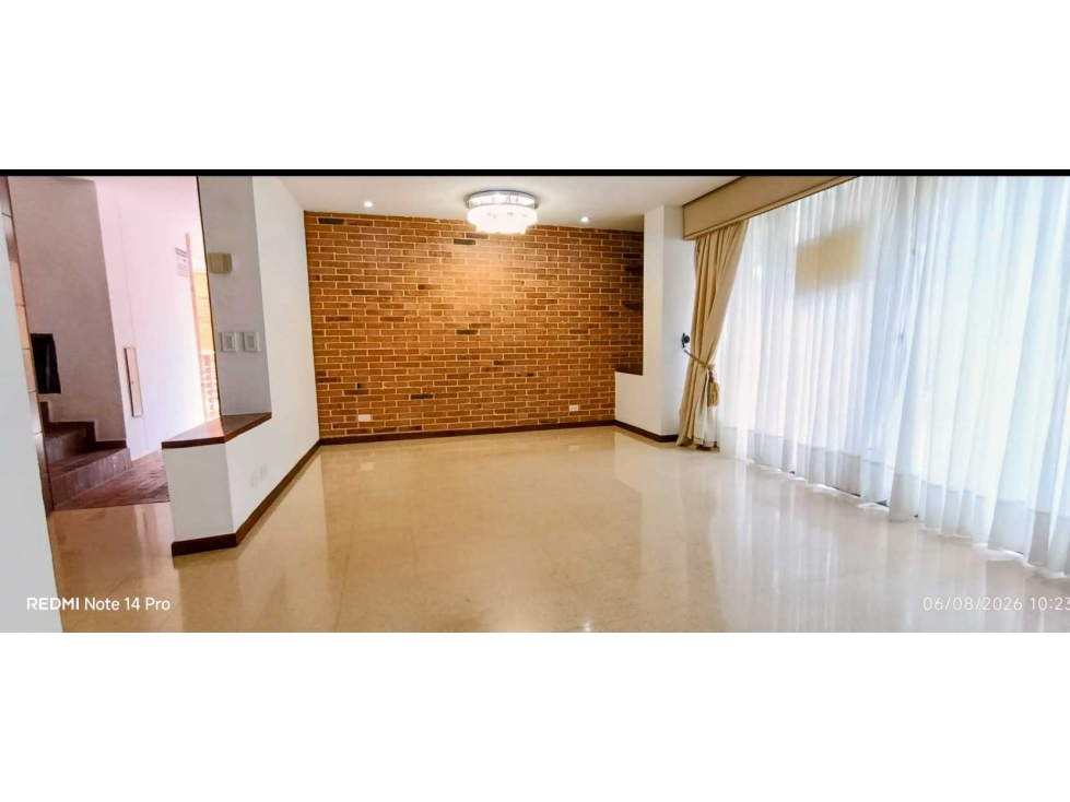 AMPLIO APARTAMENTO PORTAL ENVIGADO