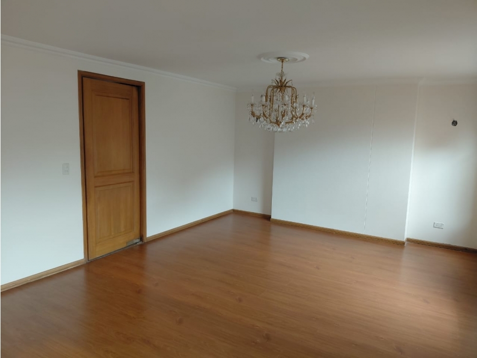 ¡AMPLIO DÃPLEX DE 231 M² PARA REMODELAR EN BELLA SUIZA!