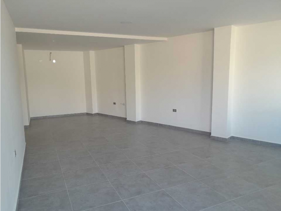 Amplio local comercial de 60m2 sobre vía principal, san francisco - 1