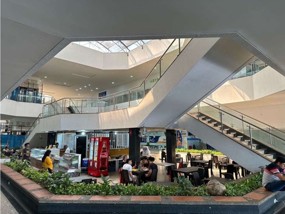Amplio local en primer piso y dos niveles para oficinas en ARRIENDO