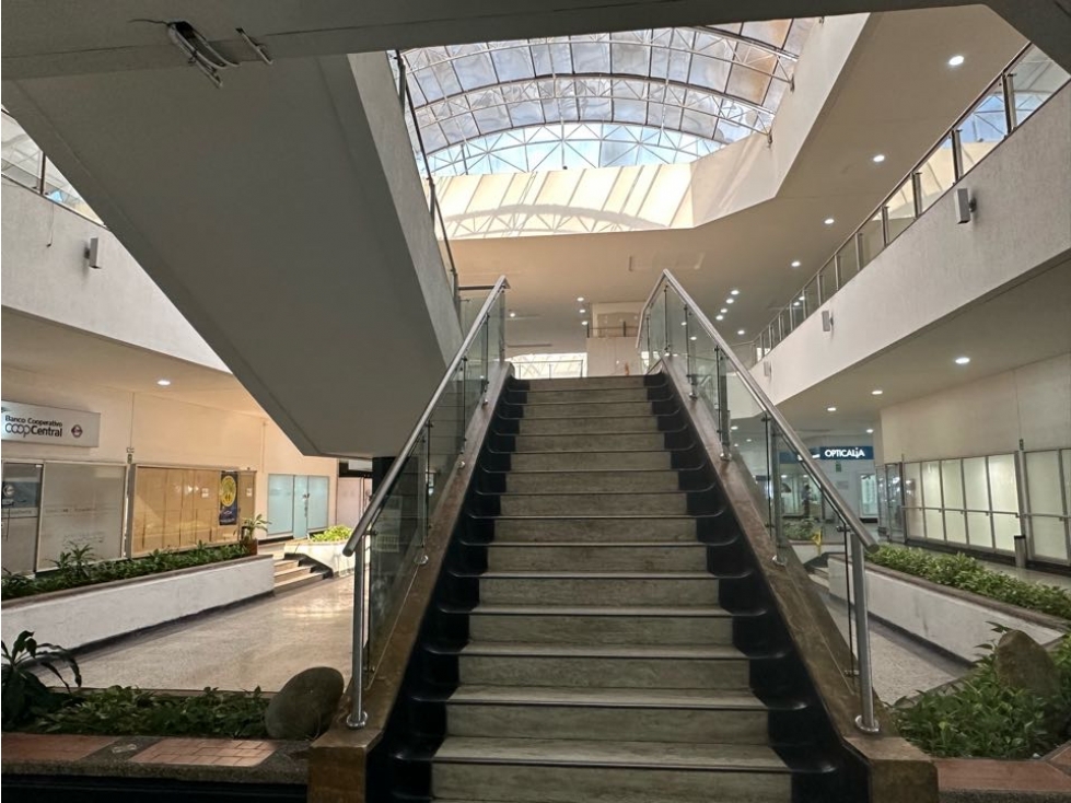 Amplio local en primer piso y dos niveles para oficinas en ARRIENDO — foto 2