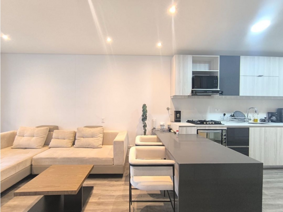 Apartaestudio en Via Linares, cerca al TESORO, piso muy alto. — foto 3