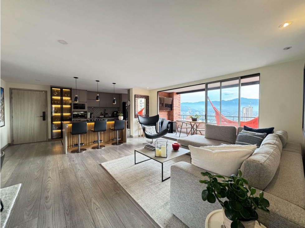 Apartamento amoblado en arriendo sector El Tesoro con vista