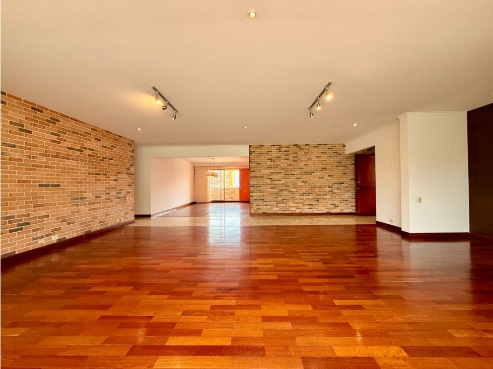 Apartamento cerca al Tesoro, con amplios espacios y Buena Vista