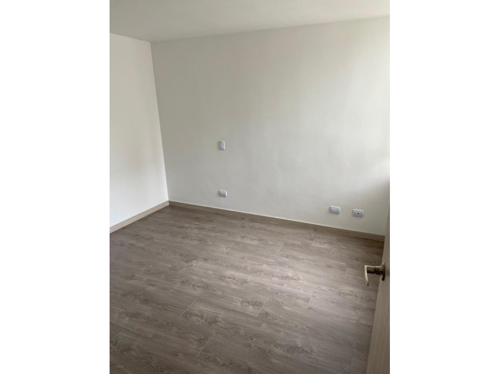 Apartamento con balcón y parqueadero privado en piso 13 | Sabaneta — foto 3