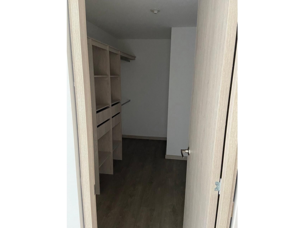 Apartamento con balcón y parqueadero privado en piso 13 | Sabaneta — foto 5