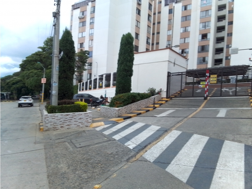 Apartamento con garaje y depósito en venta - Cali, Valle del Cauca — foto 2