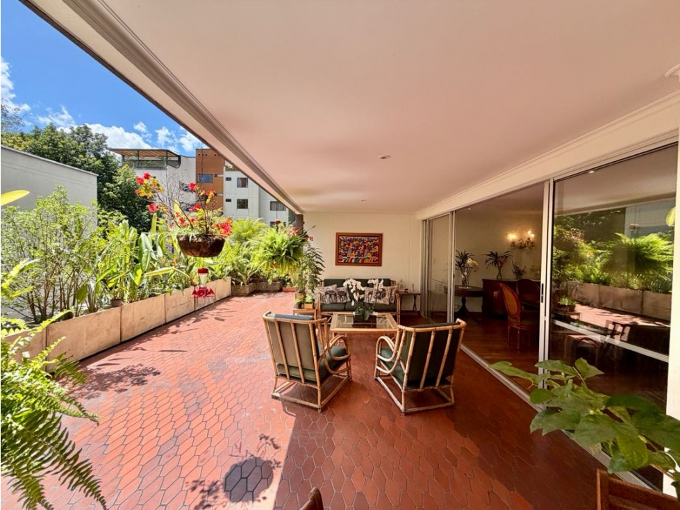 Apartamento con Terraza - Potencial para Remodelación - El Poblado