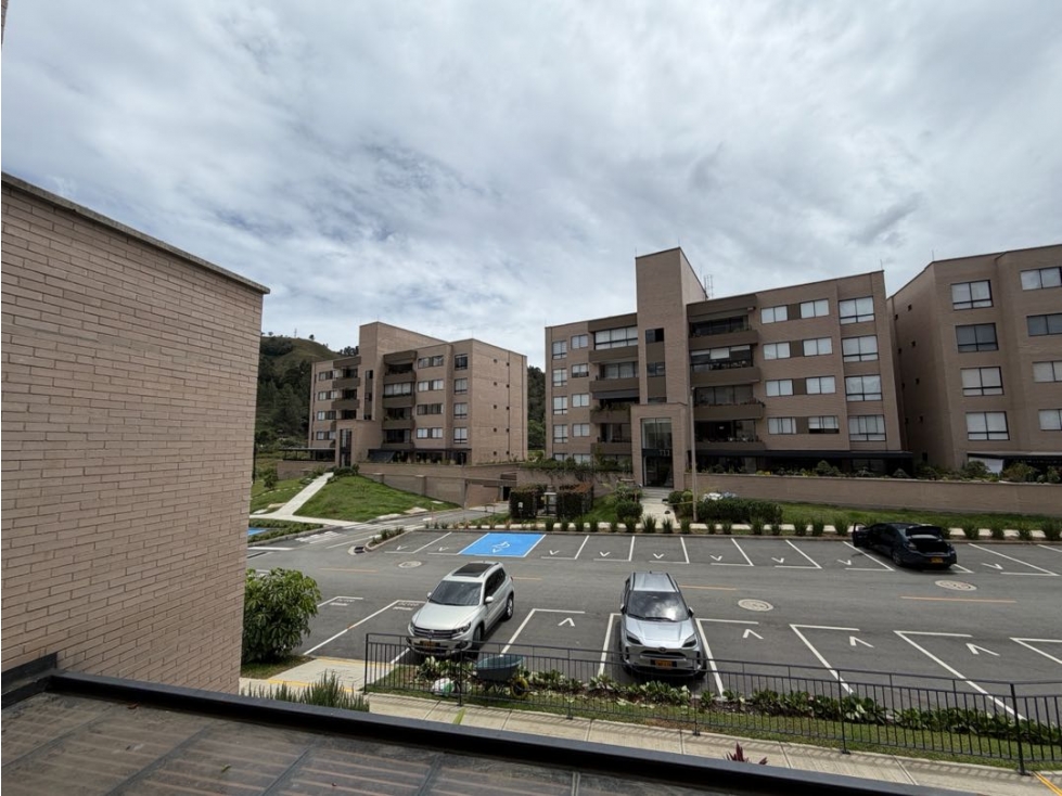 Apartamento de 2 habitaciones en El Retiro con balcón y zonas comunes — foto 3