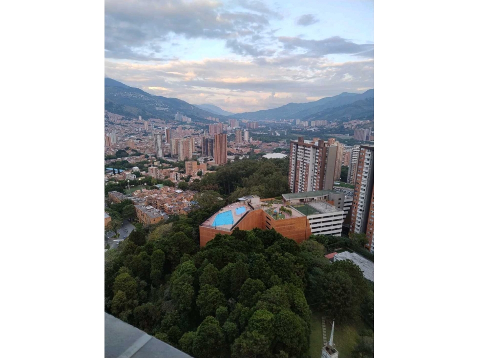 Apartamento con acabados de lujo y excelente vista en Santa Ana.