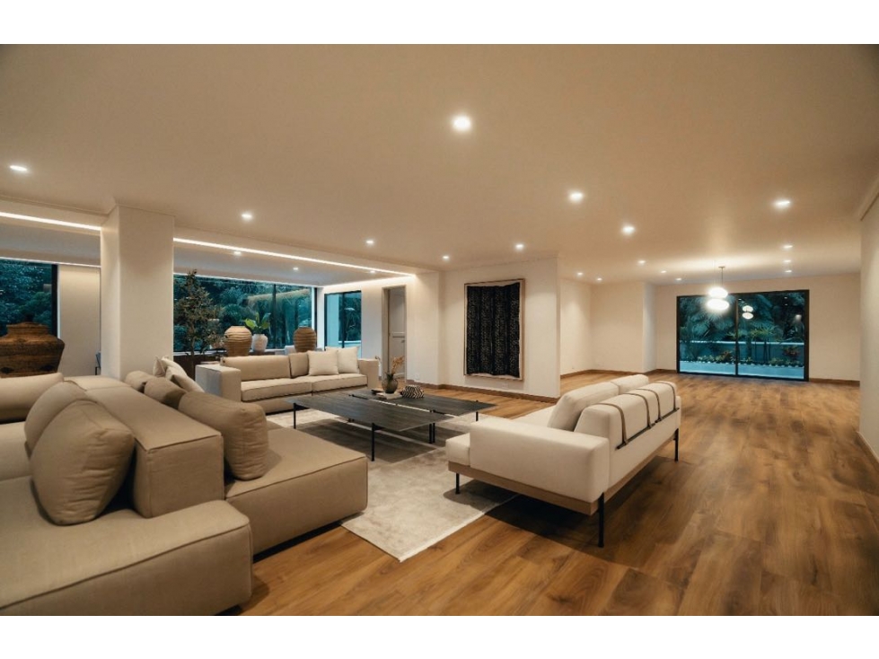 Apartamento de gran formato completamente remodelado! — foto 2