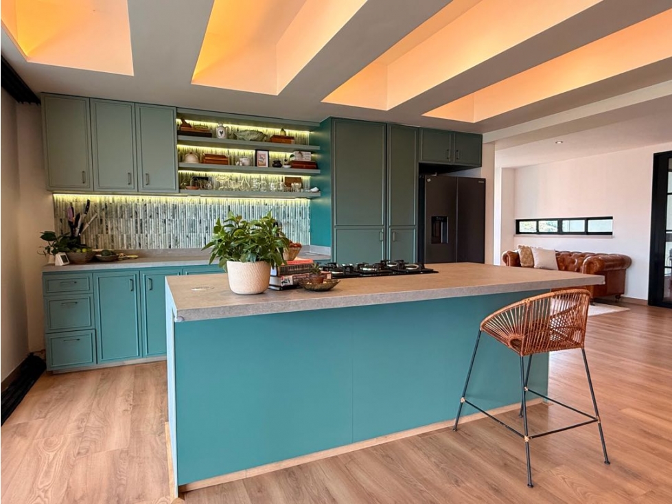 APARTAMENTO DE GRAN FORMATO TOTALMENTE REMODELADO - POBLADO / BALSOS