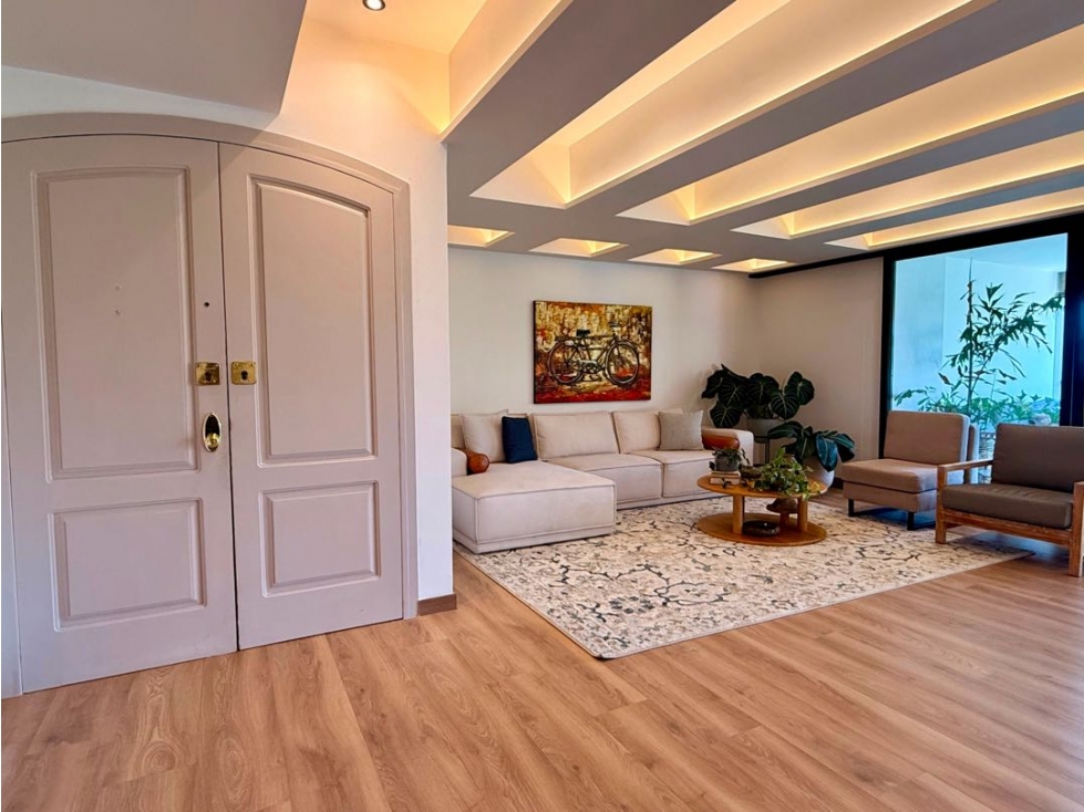 APARTAMENTO DE GRAN FORMATO TOTALMENTE REMODELADO - POBLADO / BALSOS — foto 2