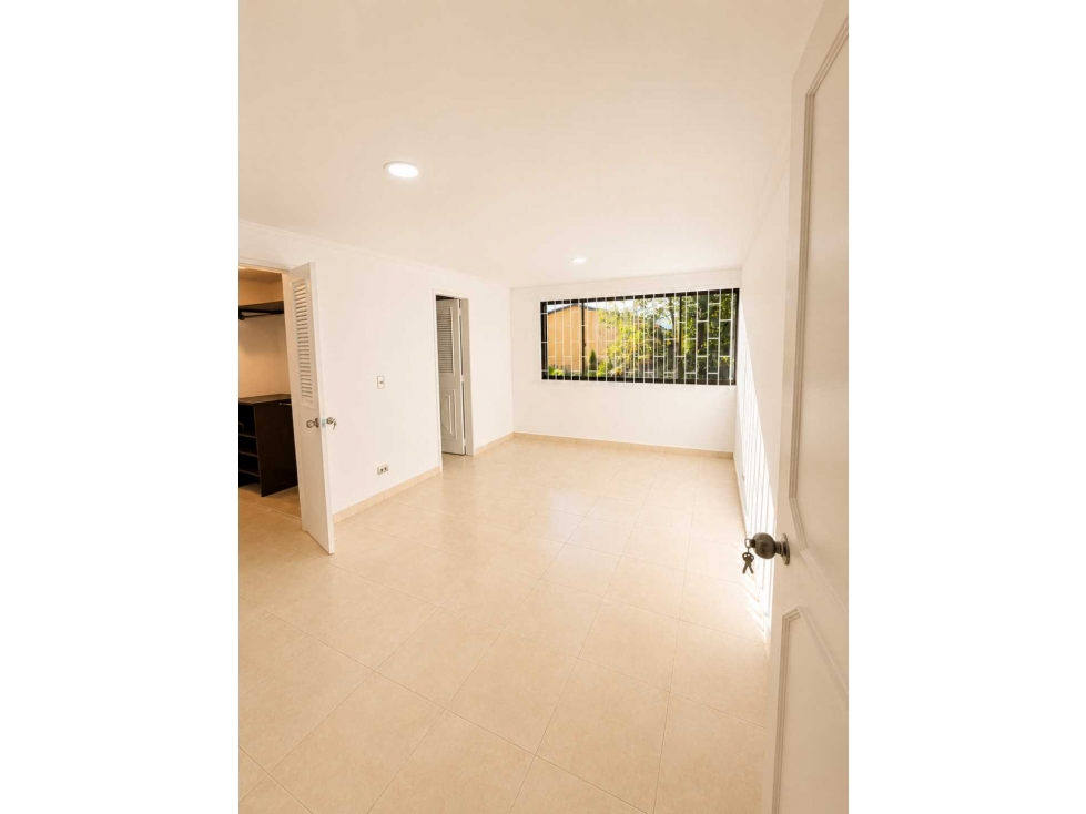 Apartamento de tres habitaciones para reformar en Castropol — foto 4