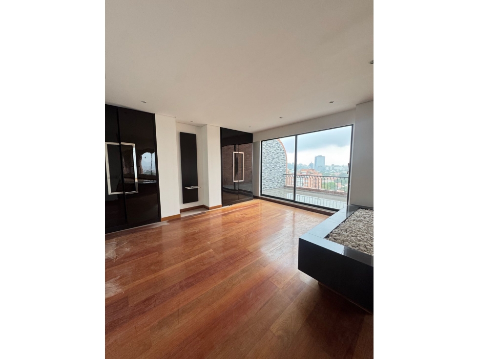 apartamento de un solo nivel, exclusivo edificio Santa Bárbara Alta