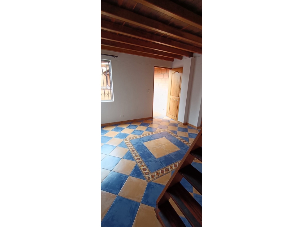APARTAMENTO DUPLEX EN FLORESTA. 4 alcobas. Parqueadero. Balcon/terraza — foto 2