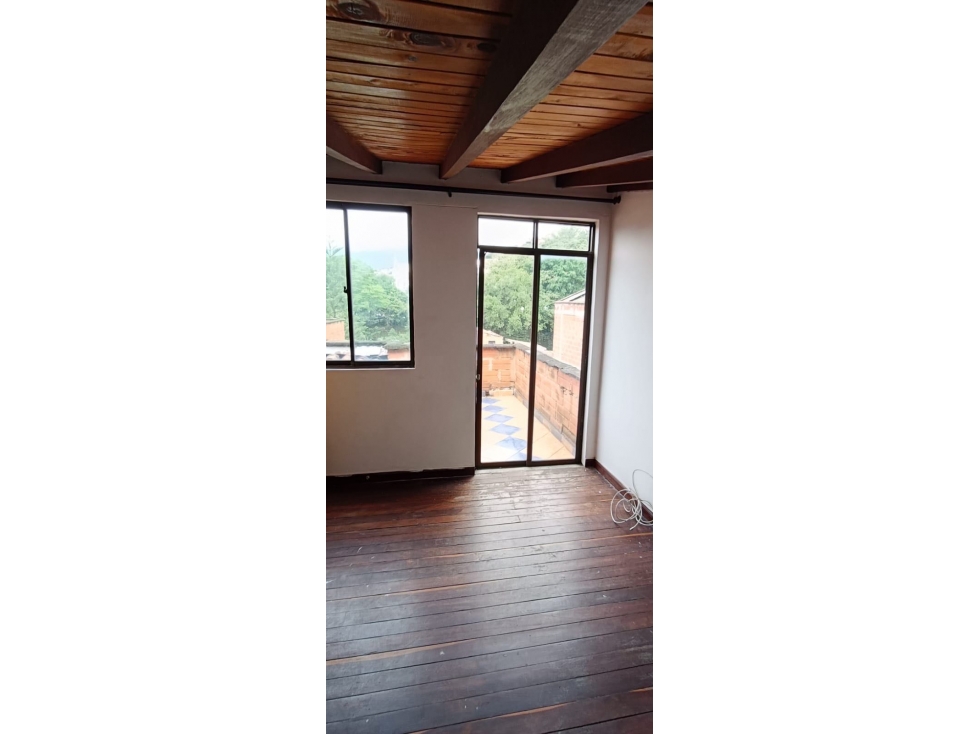 APARTAMENTO DUPLEX EN FLORESTA. 4 alcobas. Parqueadero. Balcon/terraza — foto 4