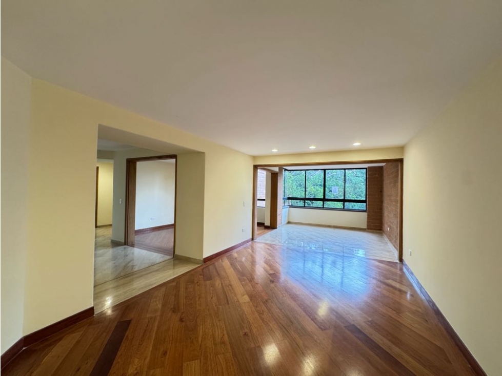 Apartamento en arriendo El Poblado La Tomatera amplios espacios — foto 2