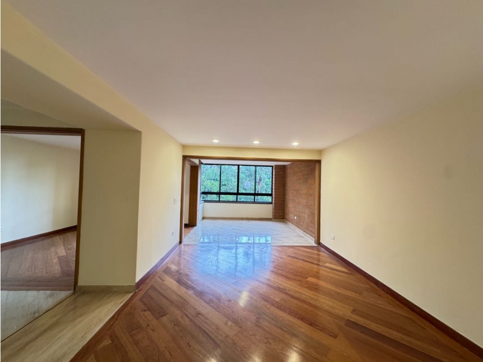 Apartamento en arriendo El Poblado La Tomatera amplios espacios — foto 3
