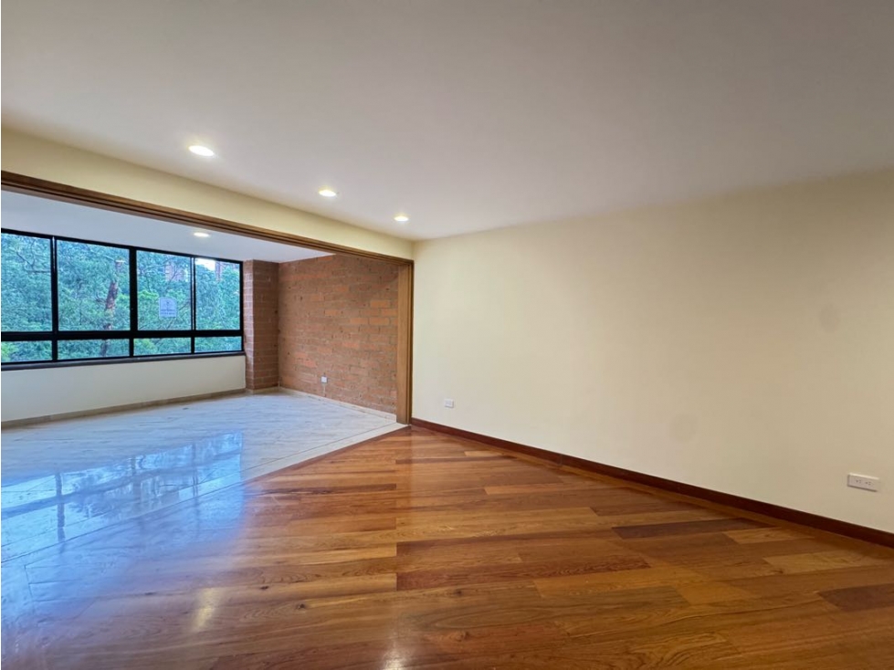 Apartamento en arriendo El Poblado La Tomatera amplios espacios