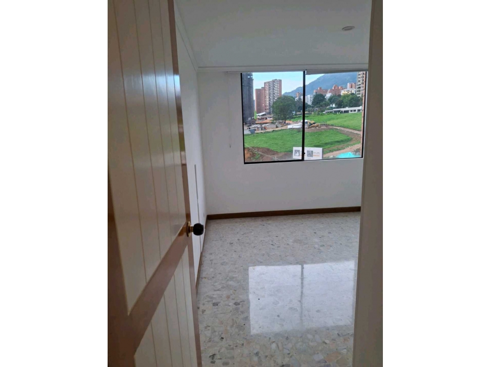 Apartamento en arriendo en el Poblado cerca a la Rosa Mística