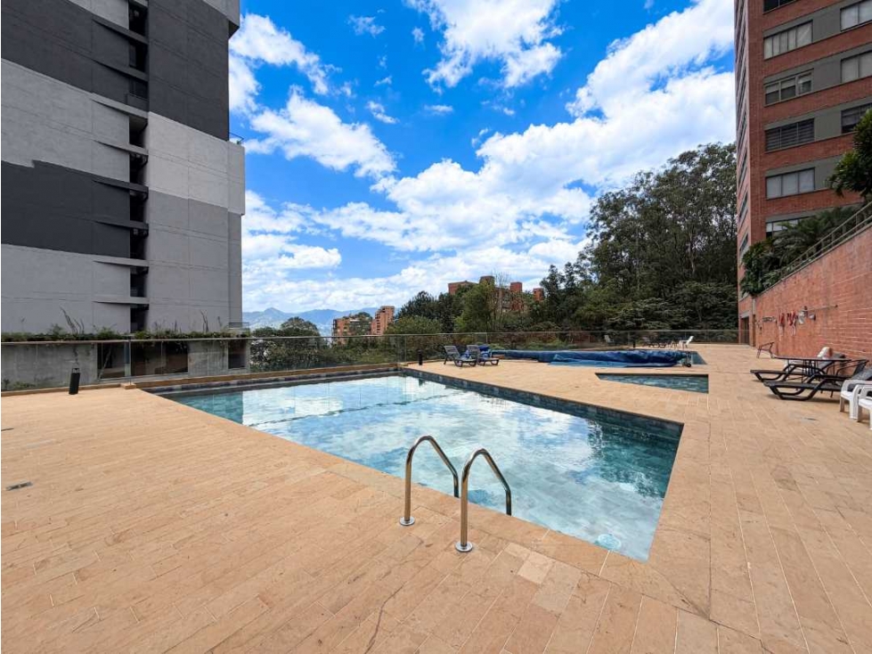 APARTAMENTO EN ARRIENDO/ALTOS DEL POBLADO AMOBLADO — foto 3