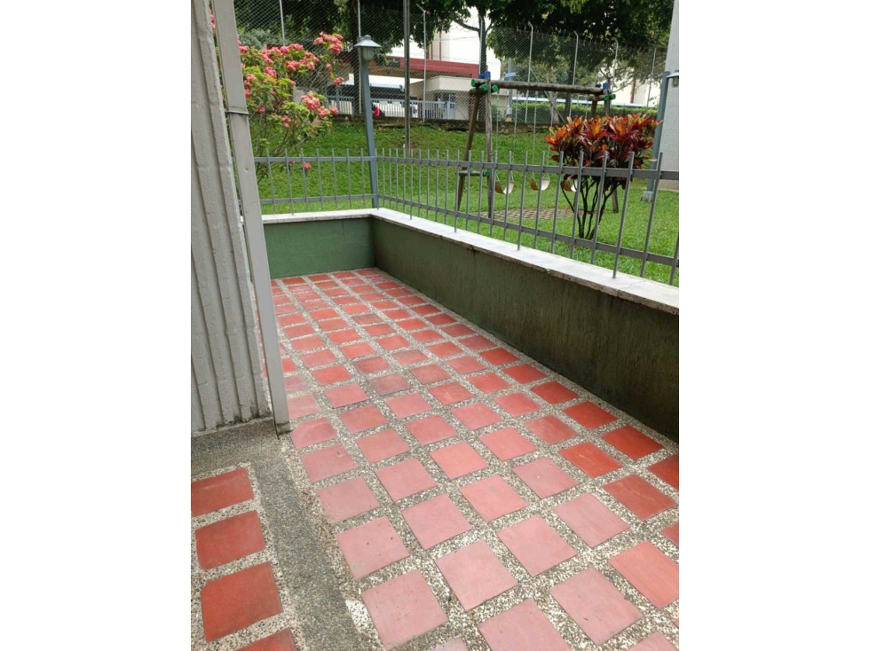 Apartamento en Manila primer piso con patio; para remodelar en venta